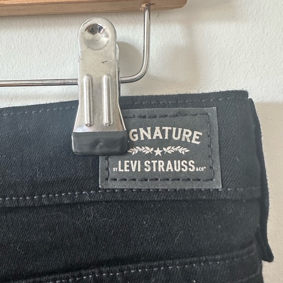 Levi's Signature High Rise Shorts - Picture 5 of 7